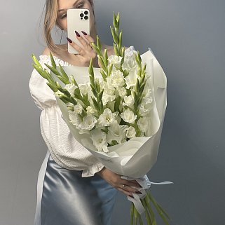 Букет из 9 белых гладиолусов