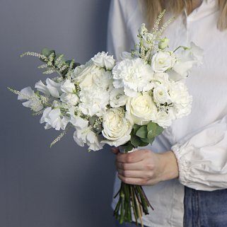 Светлый раскидистый свадебный букет невесты