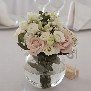 Букет для стола гостей в розовых оттенках