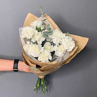 Букет из 15 белых гвоздик с эвкалиптом