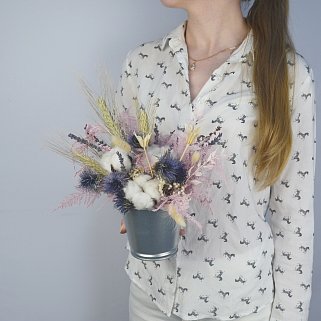 Композиция сухоцветов в ведерке