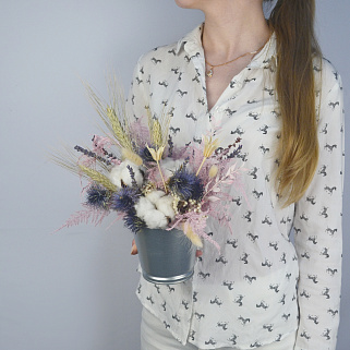 Композиция сухоцветов в ведерке