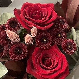 Сборный букет Алый комплимент S