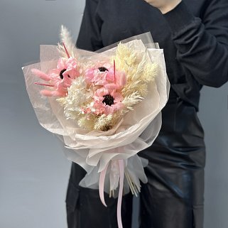 Светло-розовый букет сухоцветов