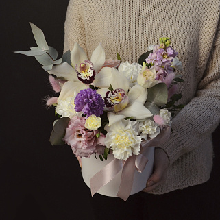 Букет в шляпной коробке Совершенство S