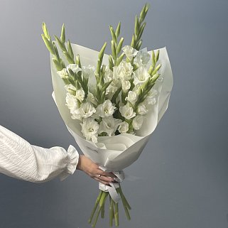 Букет из 9 белых гладиолусов