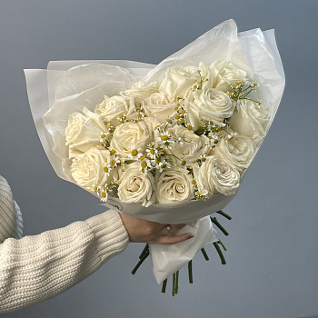 Дуо-букет роз Playa Blanca и матрикарии L