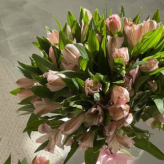 Интерьерный букет из 15 розовых альстромерий