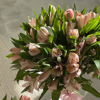 Интерьерный букет из 15 розовых альстромерий