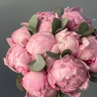 Свадебный букет невесты из 9 розовых пионов и эвкалипта