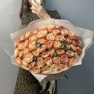 Букет пионовидных роз Kahala и эвкалипта XL