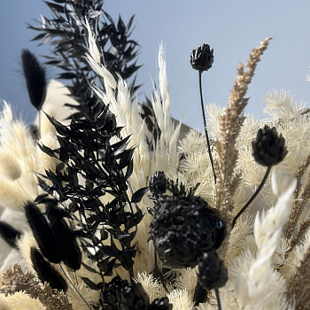 Контрастный букет сухоцветов