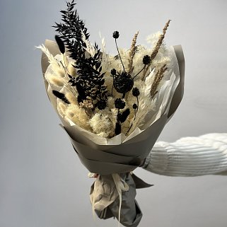 Контрастный букет сухоцветов