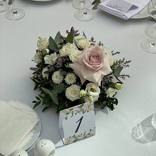 Нежная композиция на стол гостей на поддоне