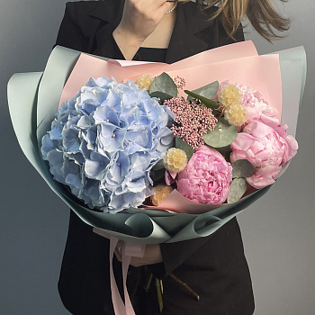 Садовый сборный букет с гортензией и пионами