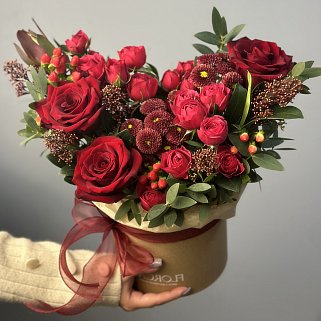 Красная цветочная композиция