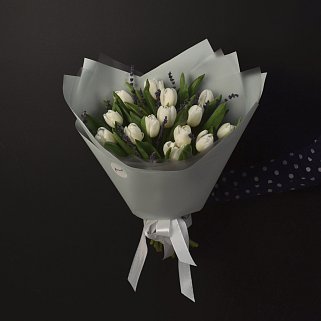 Букет из 15 белых тюльпанов и лаванды