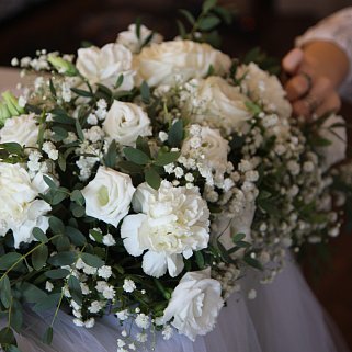 Белая раскидистая композиция