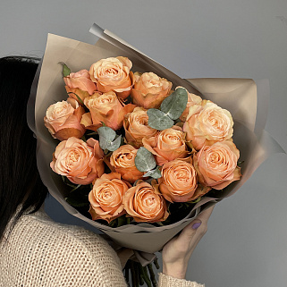 Букет пионовидных роз Kahala и эвкалипта M