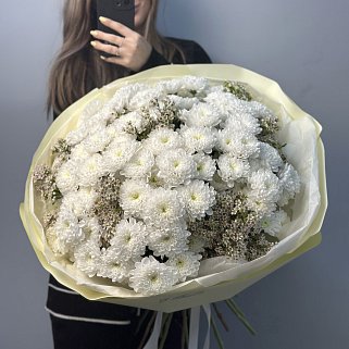 Букет из 15 хризантем Baltica и ваксфлауэра