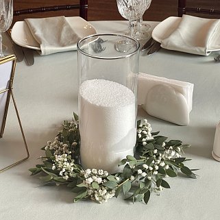 Венок из гипсофилы и эвкалипта на стол гостей