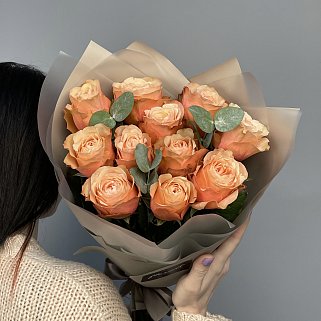 Букет пионовидных роз Kahala и эвкалипта S