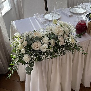 Композиция для президиума в белых оттенках