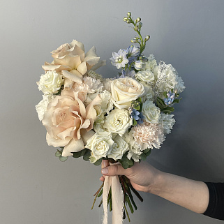 Свадебный букет невесты с голубыми акцентами