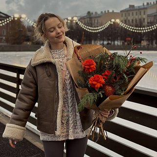 Алый зимний букет