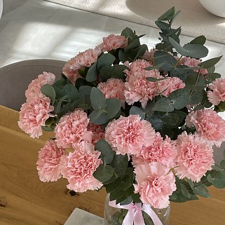 Интерьерный букет из 25 розовых гвоздик и эвкалипта