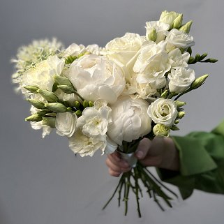 Свежий белый свадебный букет невесты