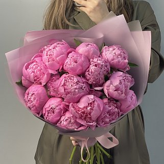 Букет из 15 ярко-розовых пионов