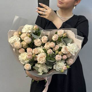 Дуо-букет роз Bombastic и белых гвоздик M