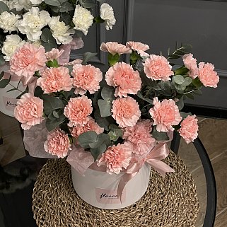 Букет в шляпной коробке из 25 розовых гвоздик