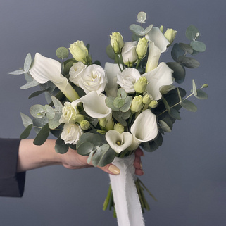 Букет невесты из белых калл, эустомы и эвкалипта