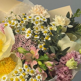 Сборный букет с пионами в садовом стиле
