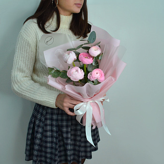 Букет из 5 ранункулюсов