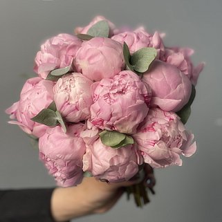 Свадебный букет невесты из 15 розовых пионов и эвкалипта