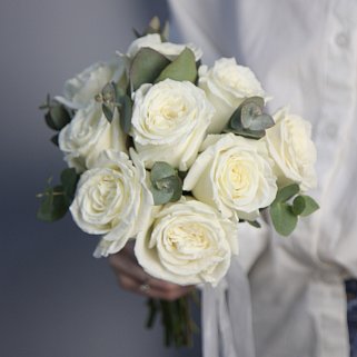 Свадебный букет невесты из 9 роз Playa Blanca и эвкалипта