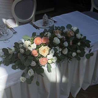 Персиковая композиция для президиума