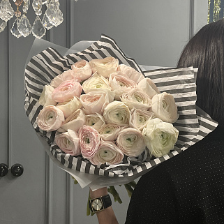 Букет из 25 ранункулюсов