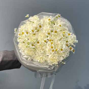 Белый дуо-букет гвоздик и матрикарий M