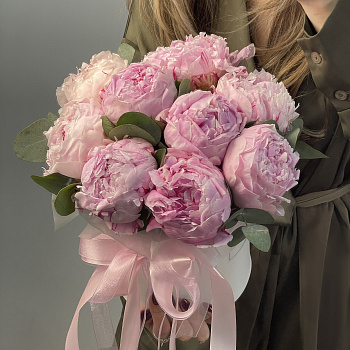 Букет в шляпной коробке из 9 пионов