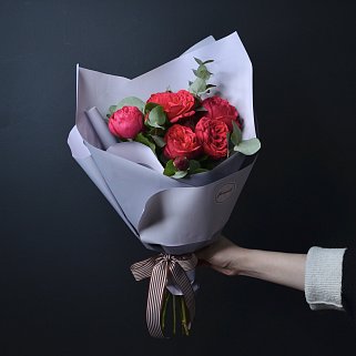 Букет пионовидных роз Red Piano и эвкалипта S