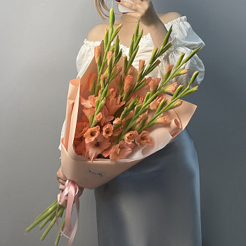 Букет из 9 персиковых гладиолусов