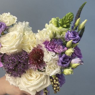 Свадебный букет невесты с лиловыми акцентами