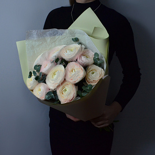 Букет из 11 ранункулюсов