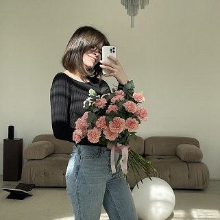 Интерьерный букет из 25 розовых гвоздик и эвкалипта