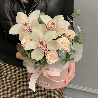 Букет в шляпной коробке с орхидеей