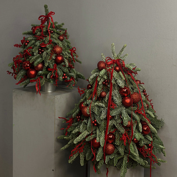 Ёлочка с алым декором M